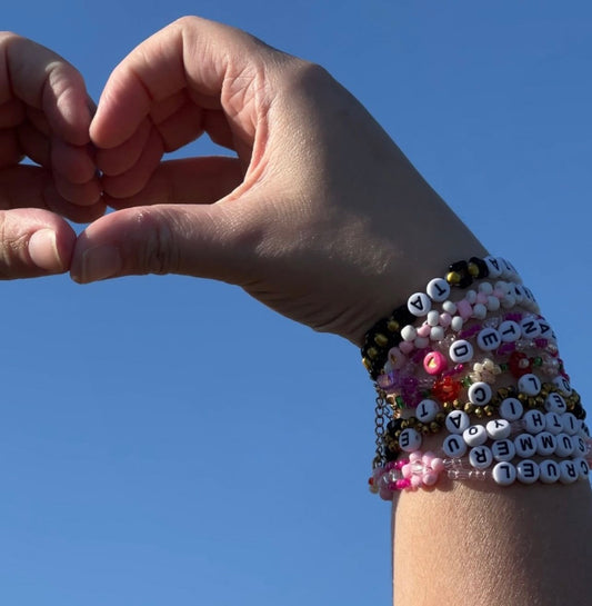 The Friendship Bracelet Phenomenon at Taylor Swift's Eras Tour!